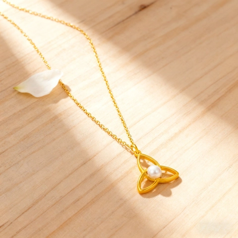 Juego de Joyas de Acero Inoxidable con Perla Artificial y Nudo Celta Bañado en Oro 18K Triquetra Collar con Colgante de Triángulo Pendientes para Mujer
