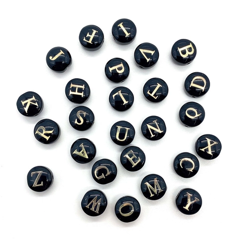 Cuentas de Alfabeto de Concha Marina Natural 8mm Redondas Planas Negro Oro Letras para Creación de Joyas DIY Accesorios