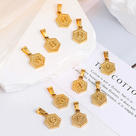 Pendentif Lettre Initiale A-Z Hexagone en Acier Inoxydable Plaqué Or 18K Minimaliste pour Femmes Hommes Bijoux de Mode Cadeau Sans Chaîne