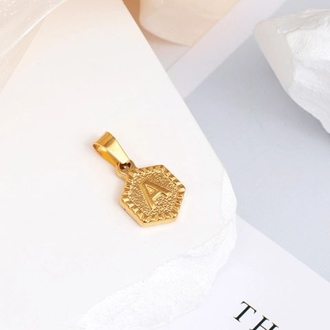 Pendentif Lettre Initiale A-Z Hexagone en Acier Inoxydable Plaqué Or 18K Minimaliste pour Femmes Hommes Bijoux de Mode Cadeau Sans Chaîne