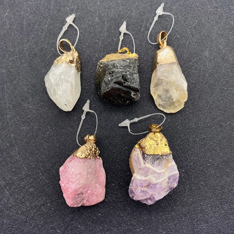 Unregelmäßiger Naturkristallstein Anhänger Goldener Verschluss Rohquarz Edelstein Charm Für DIY Schmuckherstellung Zubehör