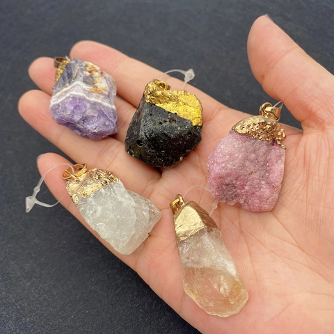 Unregelmäßiger Naturkristallstein Anhänger Goldener Verschluss Rohquarz Edelstein Charm Für DIY Schmuckherstellung Zubehör