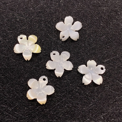 Ciondolo in Conchiglia Naturale a Forma di Fiore Intagliato in Madreperla per Collane e Orecchini Fai-da-te Artigianato Donna