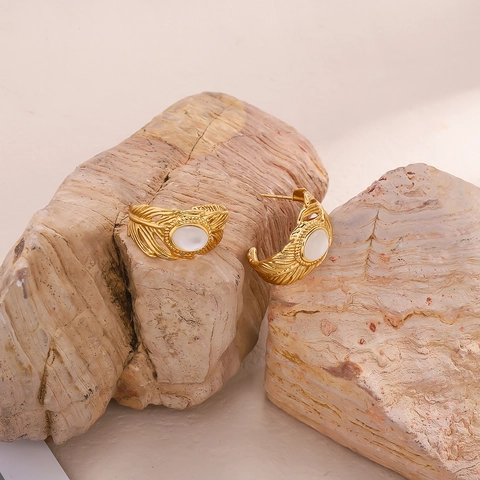 Boucles d'Oreilles Clous en Acier Inoxydable Vintage Forme Feuille en C Pour Femmes Plaqué Or Motif Plume Pierre Blanche