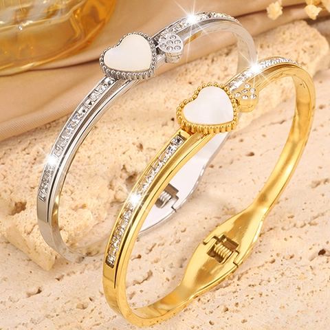 Brazalete Abierto de Acero de Titanio con Corazón de Madreperla para Mujer Color Oro Plata con Diamantes de Imitación