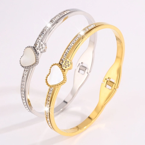 Brazalete Abierto de Acero de Titanio con Corazón de Madreperla para Mujer Color Oro Plata con Diamantes de Imitación