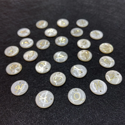 Pendentif Alphabet en Nacre Naturelle d'Eau Douce Disque avec Lettre Émaillée Or Breloques Circulaires pour la Fabrication de Bijoux DIY Colliers Bracelets Accessoires