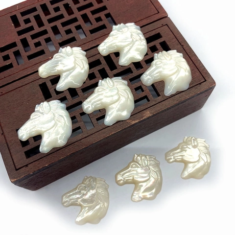 Pendentif Tête de Cheval Sculpté en Nacre Blanche Naturelle pour Accessoires de Fabrication de Bijoux DIY Charme de Coquille en Forme d'Animal Fait Main