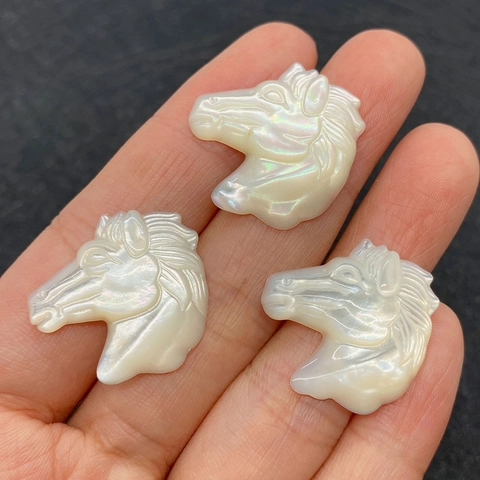 Pendentif Tête de Cheval Sculpté en Nacre Blanche Naturelle pour Accessoires de Fabrication de Bijoux DIY Charme de Coquille en Forme d'Animal Fait Main