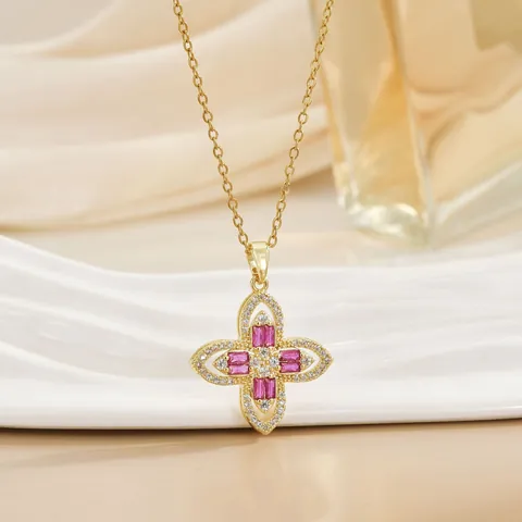 Luxueux Collier Pendentif Trèfle en Cuivre Plaqué Or Avec Zircone Rose Chaîne de Clavicule Style Européen Femmes