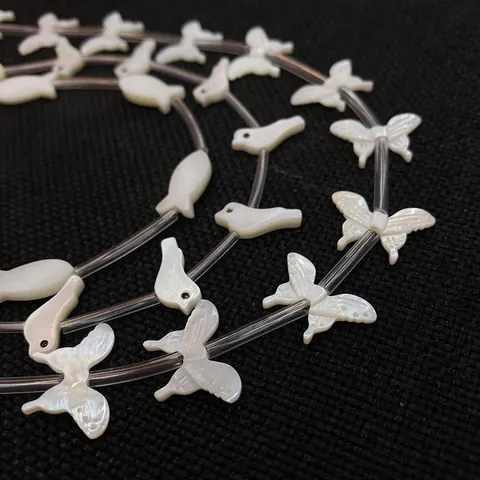 Perle di Conchiglia Naturale Bianca a Forma di Animale Farfalla Uccello Pesce Gatto Perline Sciolte per Creazione Gioielli Fai da Te Collana Orecchini