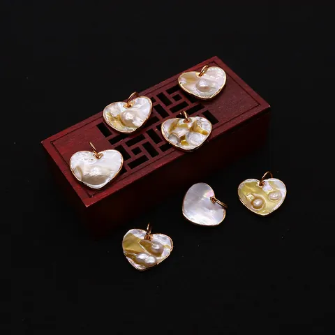 Ciondolo a Cuore in Madreperla Naturale Ciondoli a Conchiglia Con Bordo Placcato Oro e Perla Artificial Barocca per Creazione Gioielli