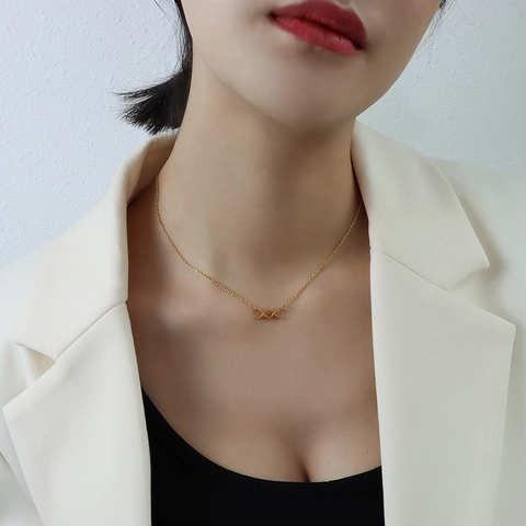 Französischer Stil Ewige XO Schleife Anhänger Halskette Für Damen Titanstahl 18K Vergoldet Minimalistische Schlüsselbeinkette