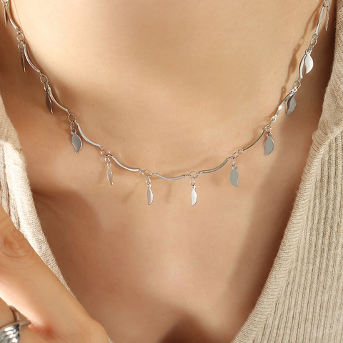 Minimalist Titanium Steel Leaf Pendant Necklace For Women Irregular Chain Silver Tone Nature Inspired Fashion Jewelry Gift