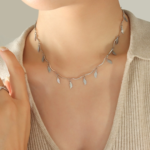 Minimalist Titanium Steel Leaf Pendant Necklace For Women Irregular Chain Silver Tone Nature Inspired Fashion Jewelry Gift