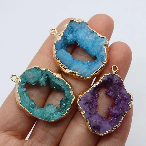 Natürlicher Unregelmäßiger Kristall Druzy Anhänger Galvanisierter Goldrand Geoden Stein Charm Für DIY Schmuckherstellung Halsketten Party Damen