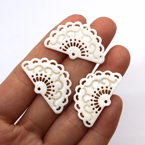 Natürliche Süßwasser Muschel Geschnitzter Fächerförmiger Anhänger Hohlblume Charm Für DIY Halskette Schmuckherstellung Damen Weiß