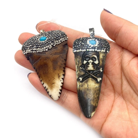 Pendente Vintage in Resina a Forma di Dente Con Accenti di Strass Turchese e Design a Teschio per Gioielleria Fai da Te