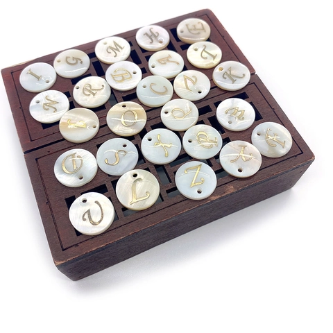 Pendentifs en Coquillage Naturel d'Eau Douce Perles Rondes Plates Lettres de l'Alphabet Dorées pour la Fabrication de Bijoux DIY Colliers Bracelets Accessoires