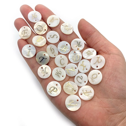 Pendentifs en Coquillage Naturel d'Eau Douce Perles Rondes Plates Lettres de l'Alphabet Dorées pour la Fabrication de Bijoux DIY Colliers Bracelets Accessoires