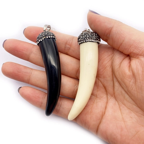 Harz Synthetischer Knochen Horn Anhänger Mit Strass Legierung Verschluss Böhmische Pfeffer Form Anhänger Für DIY Schmuck