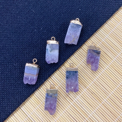 Natürlicher Amethyst Kristall Anhänger Unregelmäßiger Rohstein Lila Edelstein Vergoldete Legierung Kappe DIY Schmuckherstellung