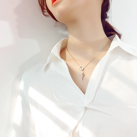 Women's Rose Gold Stainless Steel Heart Lock and Key Pendant Necklace Elegant Y-Shaped Mother of Artificial Pearl Choker Jewelry Gift