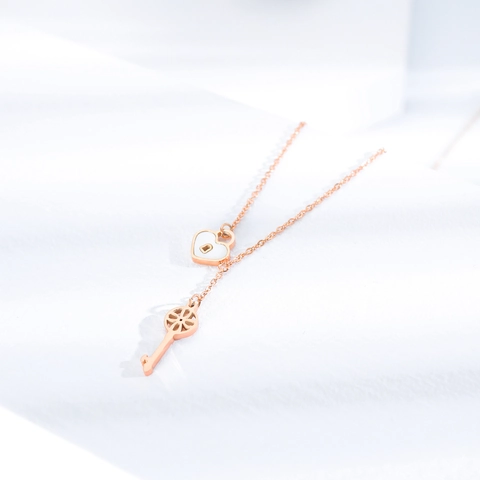 Rose Gold Stainless Steel Mother Of Artificial Pearl Heart Lock And Hollow Key Pendant Y-Shaped Necklace For Women Elegant Fashion Jewelry