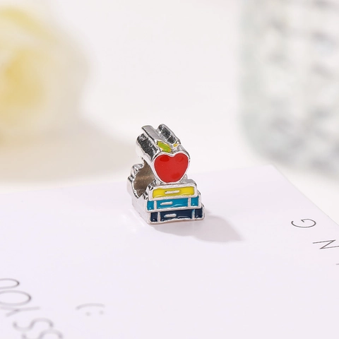 Creatieve Afstuderen Legering Geëmailleerd Bedel Gestapelde Boeken En Rode Appel Kraal Voor DIY Armband Ketting Sieraden Cadeau