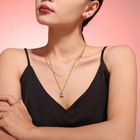 Französischer Stil Doppelschichtige Edelstahl Halskette Für Damen Gold Silber Plattiert Quadratischer Zirkonia Anhänger