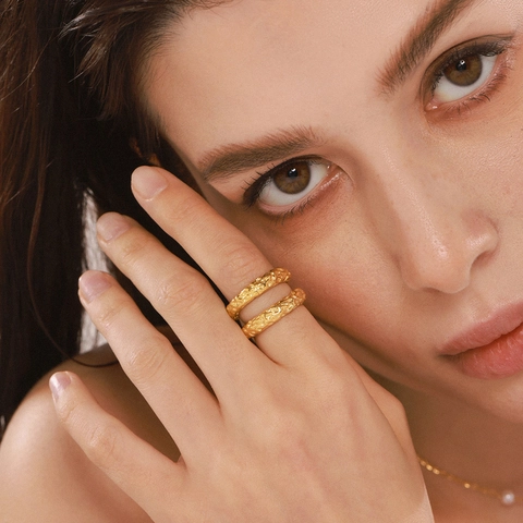 Vintage Hammered Texture Stainless Steel Ring For Women Gold Plated Metallic Textured Wide Band Finger Ring Jewelry Gift
