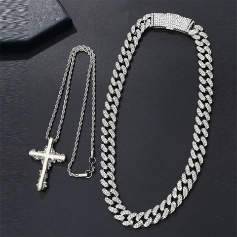 Hiphop Punk Cross Necklace For Men Women Alloy Rhinestone Skull Detail Pendant Gothic Fashion Jewelry Accessory Party Gift