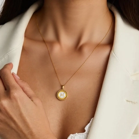 Stainless Steel Round Initial Letter Pendant Necklace Minimalist Gold Alphabet Disc Medallion Necklace For Women Jewelry