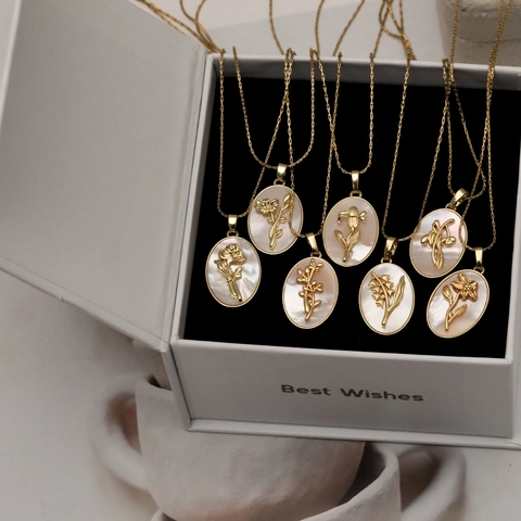Collier 12 Fleurs de Naissance en Cuivre Plaqué Or Vintage Incrustation Coquille Naturelle Pendentif Ovale Bijoux Cadeau Femme