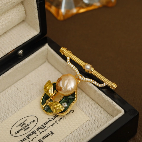 Broche de Cobre Chapado en Oro de 16K Retro Francés Con Perla de Agua Dulce Natural y Hoja de Esmalte de Circonia para Mujer Boda