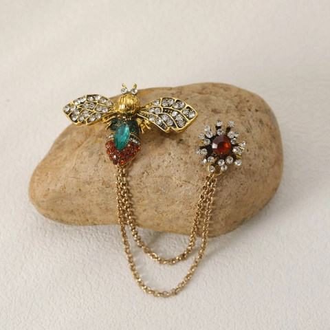 Vintage Royal Stil Biene Brosche Pin Set Für Damen Smaragd Strass Eingelegt Doppelkette Revers Pin Antik Gold Schmuck