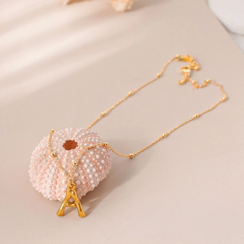 Collier Pendentif 26 Lettres en Acier Titane Plaqué Or 18K pour Femme Texture Bambou Chaîne à Billes Initiale Collier de Clavicule Bijoux
