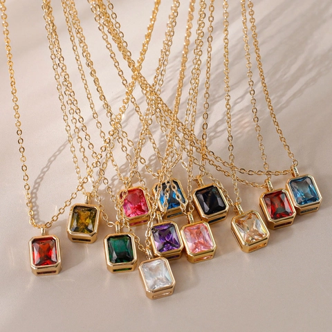 Collier en Cuivre Plaqué Or 18K Pierre de Naissance Pendentif Zircone Rectangulaire Taille Émeraude Chaîne Pour Femmes