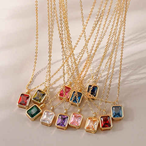 Collier en Cuivre Plaqué Or 18K Pierre de Naissance Pendentif Zircone Rectangulaire Taille Émeraude Chaîne Pour Femmes