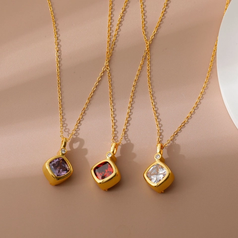 Collar con Colgante de Circonia Cuadrada de Acero de Titanio para Mujer Bañado en Oro de Dieciocho Quilates Minimalista Geométrico Elegante Joyería