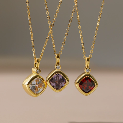 Collar con Colgante de Circonia Cuadrada de Acero de Titanio para Mujer Bañado en Oro de Dieciocho Quilates Minimalista Geométrico Elegante Joyería