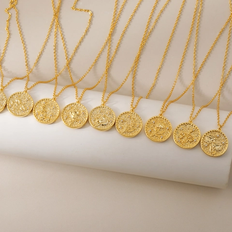 Collana con Pendente a Fiore del Mese di Nascita in Rame Placcato Oro 18K per Donna Gioielli con Catena a Clavicola in Zirconia a Rilievo con Moneta Rotonda Vintage