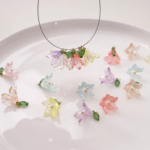 Pastell Maiglöckchen Acryl Blütenanhänger Mit Irisierenden Blütenblättern Und Kunstperlen Für DIY Schmuckherstellung