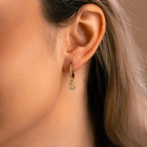 Boucles d'Oreilles Créoles Initiales de l'Alphabet en Cuivre Plaqué Or Délicates Micro-Incrustées de Zircone Blanche pour Femmes