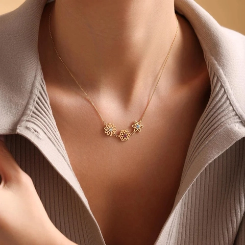 Collier Pendentif Fleur de Naissance en Acier Titane pour Femme Élégant Collier Floral Ajouré Incrusté de Strass Bijoux Cadeau