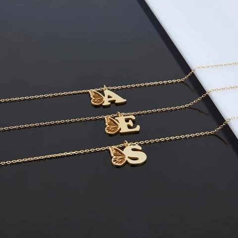 Collier Pendentif Lettre Initiale Papillon en Acier Inoxydable pour Femme Plaqué Or Aile Ajourée Bijoux de Mode A-Z
