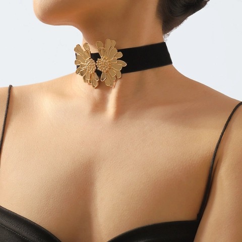 Women's Vintage Floral Velvet Choker Necklace Alloy Enamel Daisy Pendant Adjustable Cloker Sweet Cool Style Jewelry Accessory
