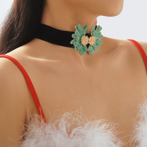Women's Vintage Floral Velvet Choker Necklace Alloy Enamel Daisy Pendant Adjustable Cloker Sweet Cool Style Jewelry Accessory