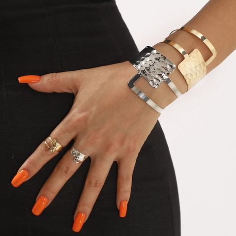 Set di Bracciale Rigido Aperto e Anello Geometrico Traforato Martellato in Lega Metallica Gioielli Minimalisti Regolabili da Donna