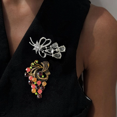 Spilla Vintage in Lega con Strass a Forma di Uva e Fiocco Floreale per Donna Elegante Squisita per Banchetti e Feste